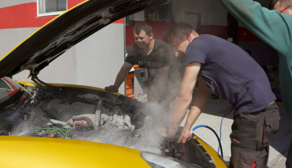 Grill od Peugeota i kanapa z Infiniti, ale brzmi jak prawdziwe Ferrari!
